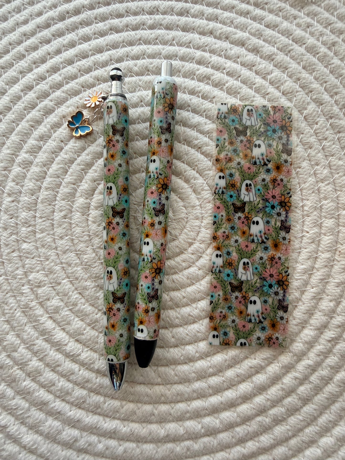 Floral Ghostie (resin pen)